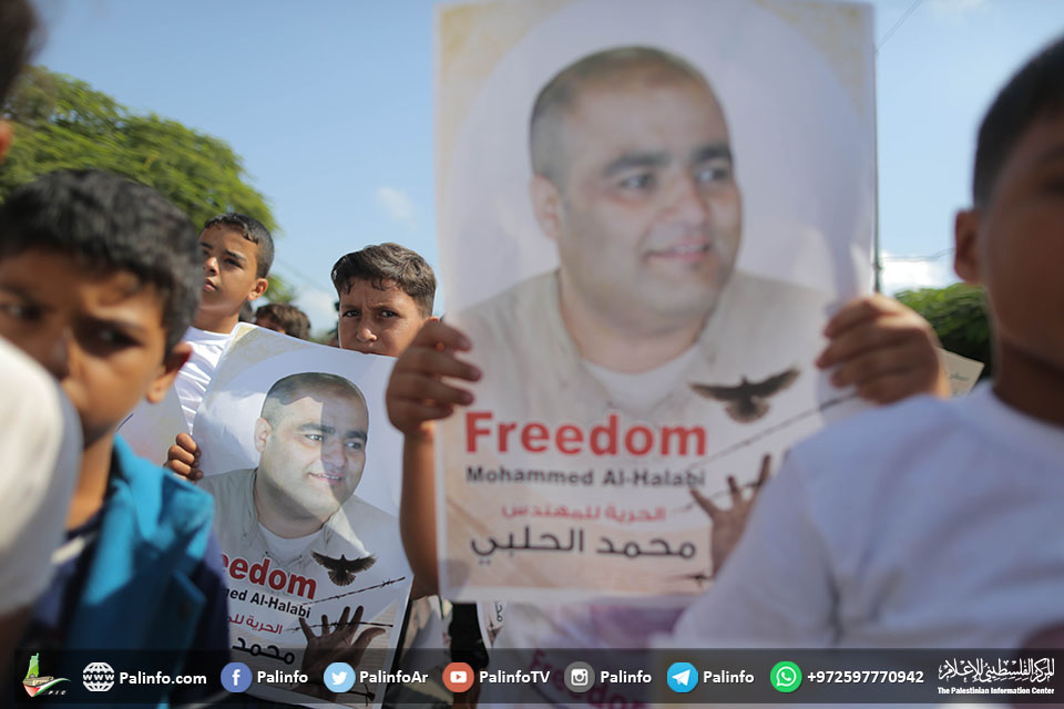 اعتصام أطفال غزة رفضا لاستمرار اعتقال الاحتلال لمدير الرؤية العالمية