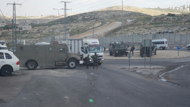 الاحتلال يغلق مدخلين من مداخل قرية حزمة الثلاثة بالقدس