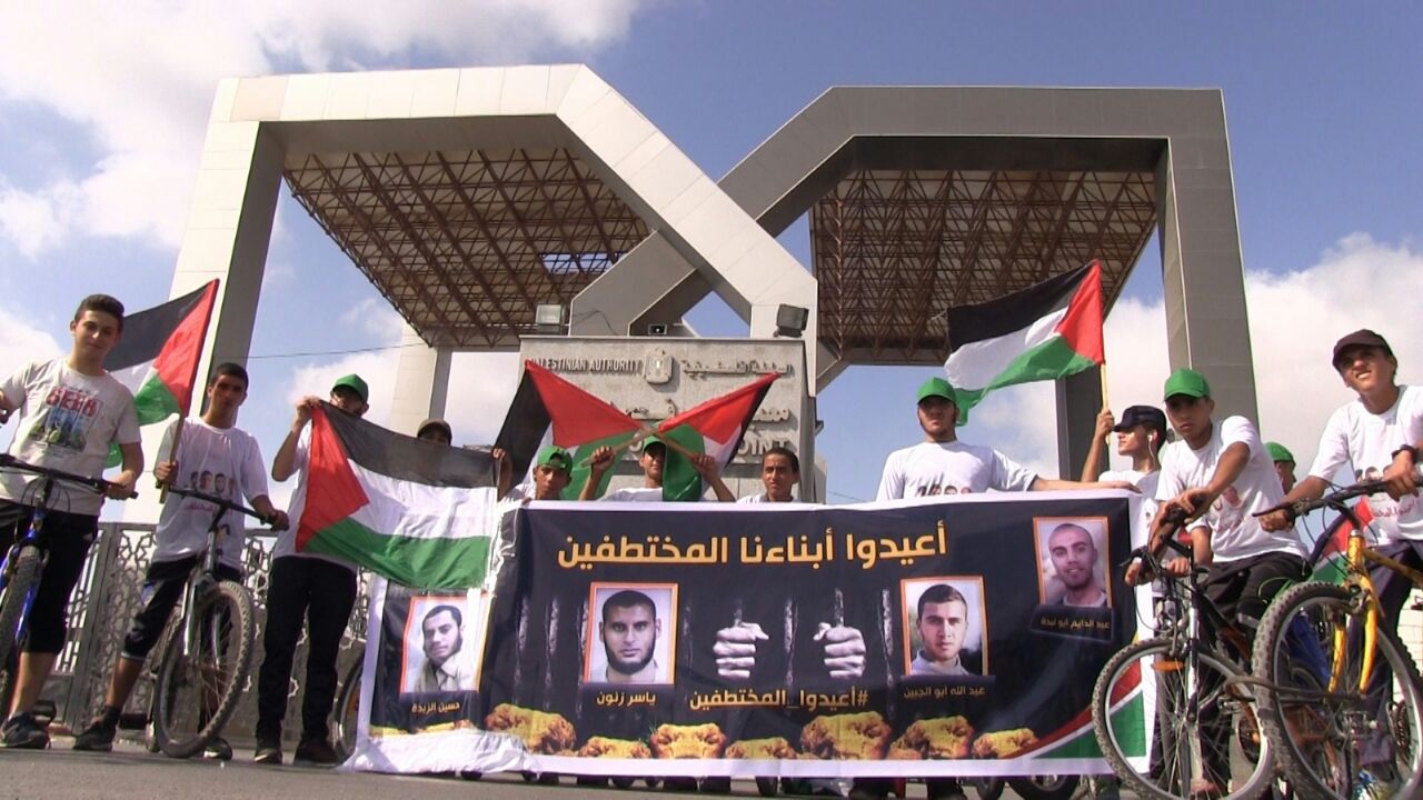 فعالية دراجات بغزة تطالب بالإفراج عن المختطفين الأربعة