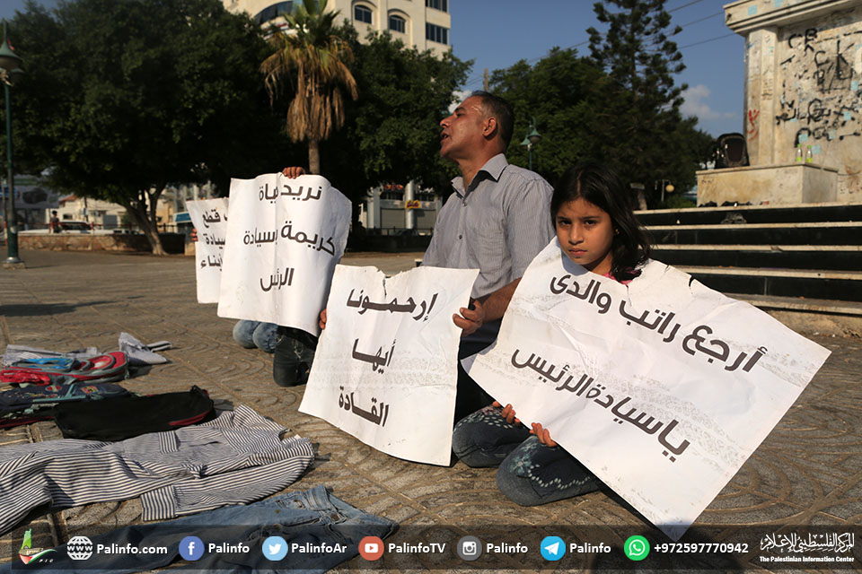 اعتصام موظف في ساحة الجندي المجهول بغزة بعد قطع السلطة لراتبه