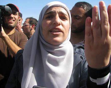 الاحتلال يعتقل أسيرة محررة على حاجز عسكري ببيت لحم