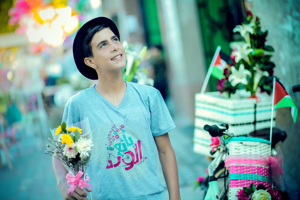 بائع الورد .. مشروع شبابي يقهر البطالة بغزة