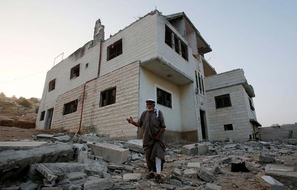 الاحتلال يمنع فلسطينيا من مواصلة بناء سقف منزله في الخليل