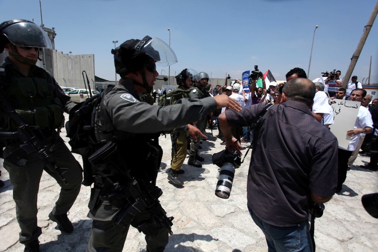 30 انتهاكا للحريات الإعلامية في فلسطين خلال تموز