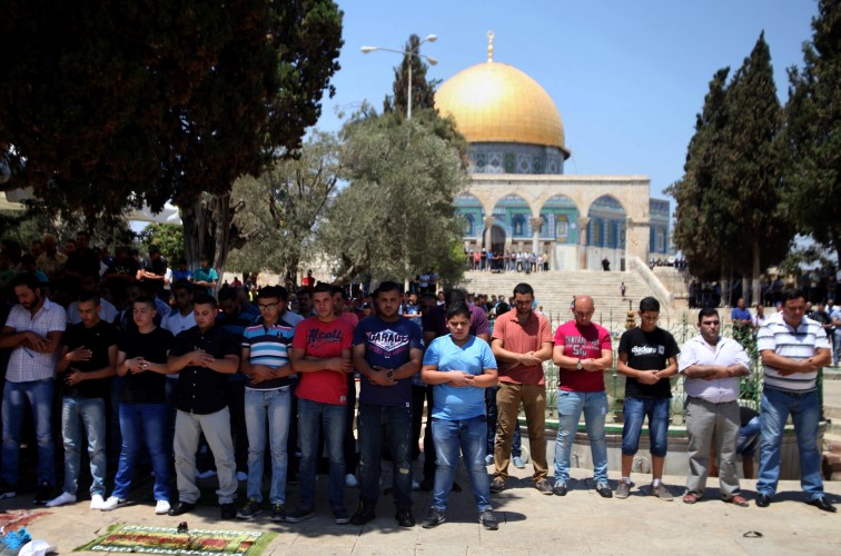 الاحتلال يبعد 5 مقدسيين عن المسجد الأقصى
