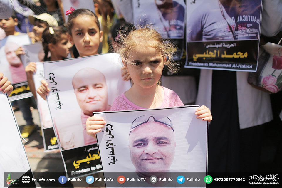 أطفال غزة يحتجون على اعتقال الاحتلال الناشط الحلبي