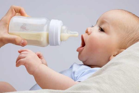 ‫زجاجة الرضاعة تهدد أسنان طفلك