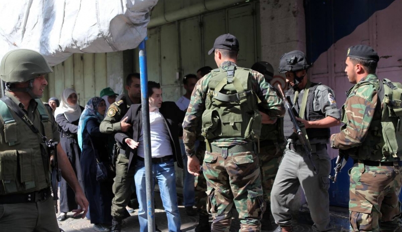 أجهزة السلطة في الخليل تمدد اعتقال طالبين وأسير محرر