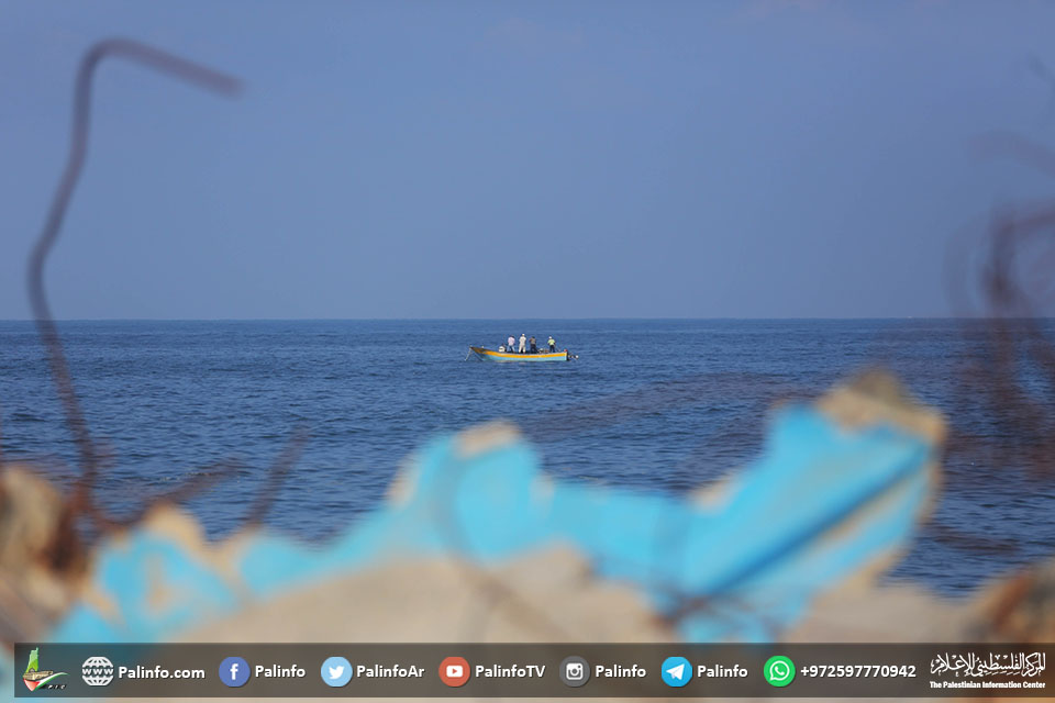الاحتلال يقلص مساحة الصيد في بحر غزة