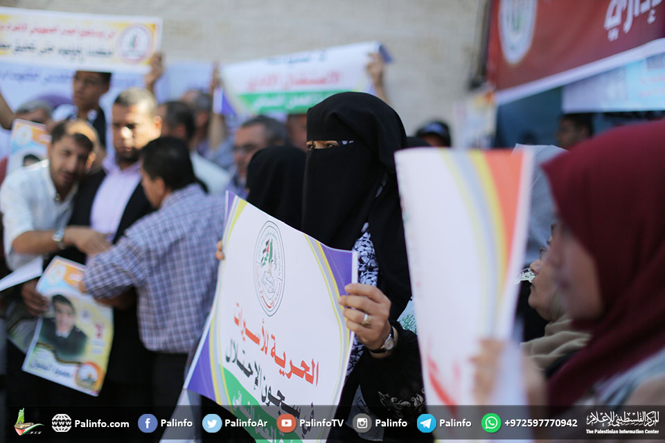 نساء غزة يتضامنّ مع الأسرى المضربين بسجون الاحتلال