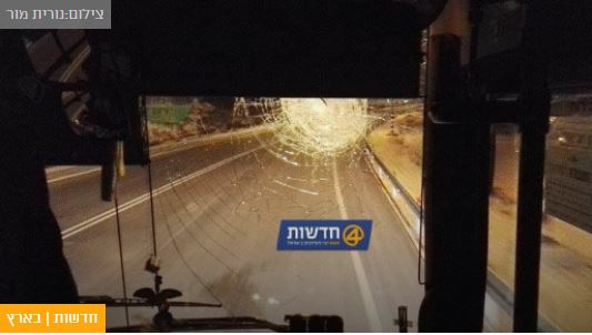 إصابة 3 مستوطنين في رشق حافلات المستوطنين بالخليل