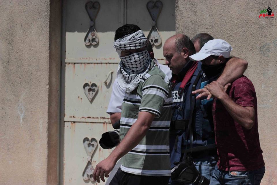 إصابة 15 فلسطينيا في 13 نقطة تماس مع الاحتلال
