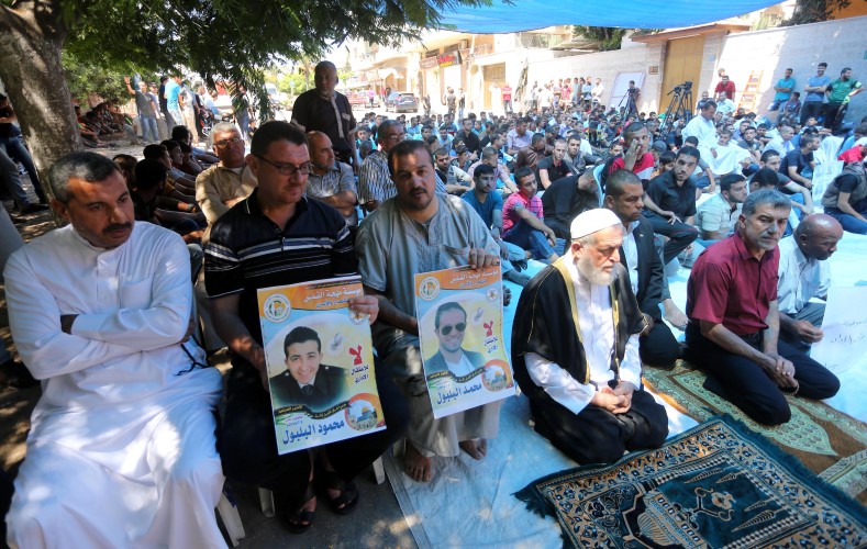 صلاة الجمعة أمام الصليب الأحمر بغزة تضامنًا مع الأسرى المضربين