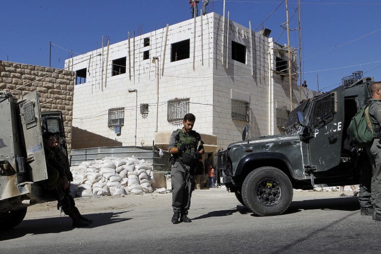 الاحتلال يمنع مواطنا من مواصلة بناء منزله في الخليل