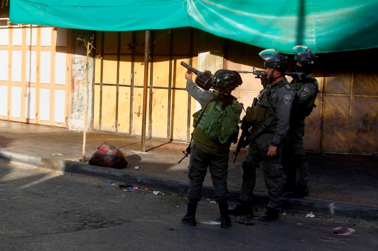 الاحتلال يداهم مدنا بالضفة ويعتقل 14 شابا