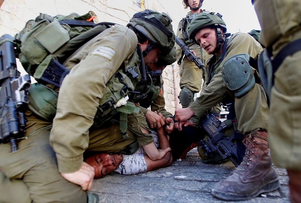 التحقيق في تنكيل جنود الاحتلال بمعتقل فلسطيني من الخليل