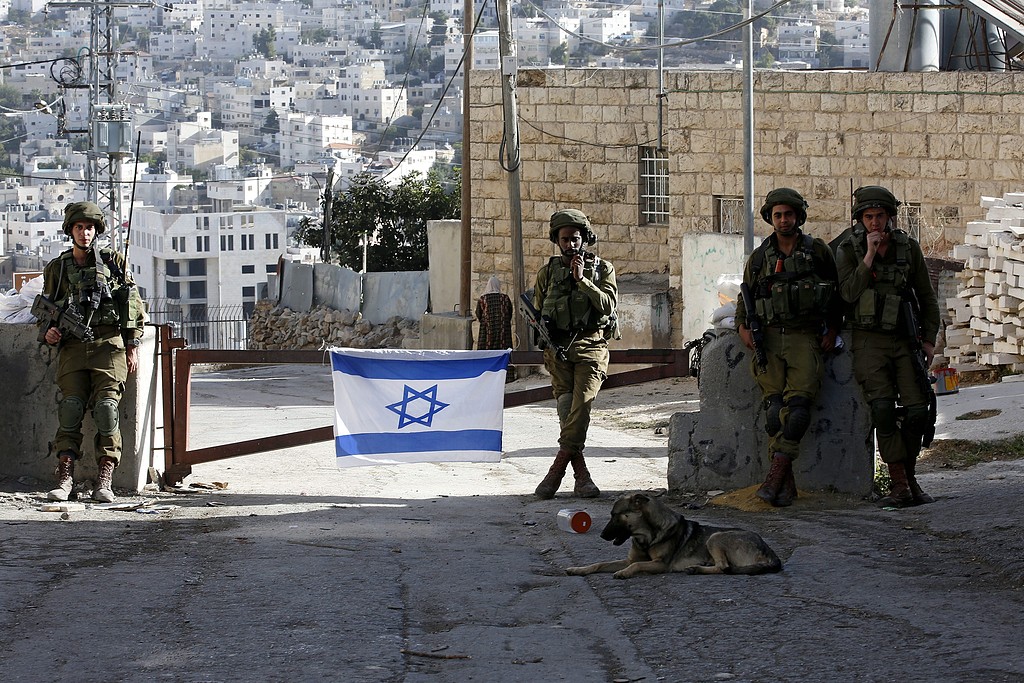 مضايقات جنود الاحتلال ونصب الحواجز في تل رميدا وبني نعيم في الخليل