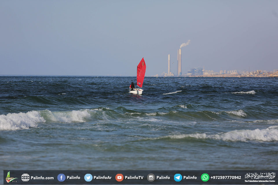 الطفلة مريم الكباريتي تقود مركبا شراعيا على شواطئ بحر غزة