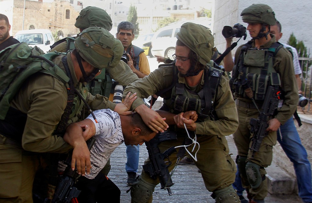 الاحتلال يعتقل 13 مواطنًا من الضفة والقدس