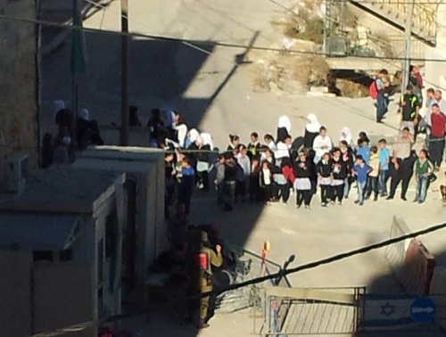 الاحتلال يعيق وصول طالبات اللبن الشرقية إلى مدرستهن