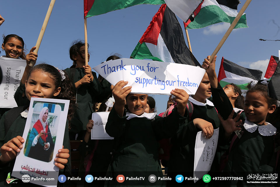 وقفة لأطفال غزة بالميناء تضامنا مع سفن كسر الحصار النسائية