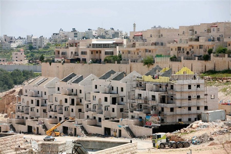 فلسطينيون يعترضون على سرقة أراضيهم بحجة أنها أراضي غائبين