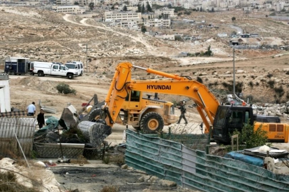 الاحتلال يهدم ويجرّف منشآت فلسطينية قرب القدس