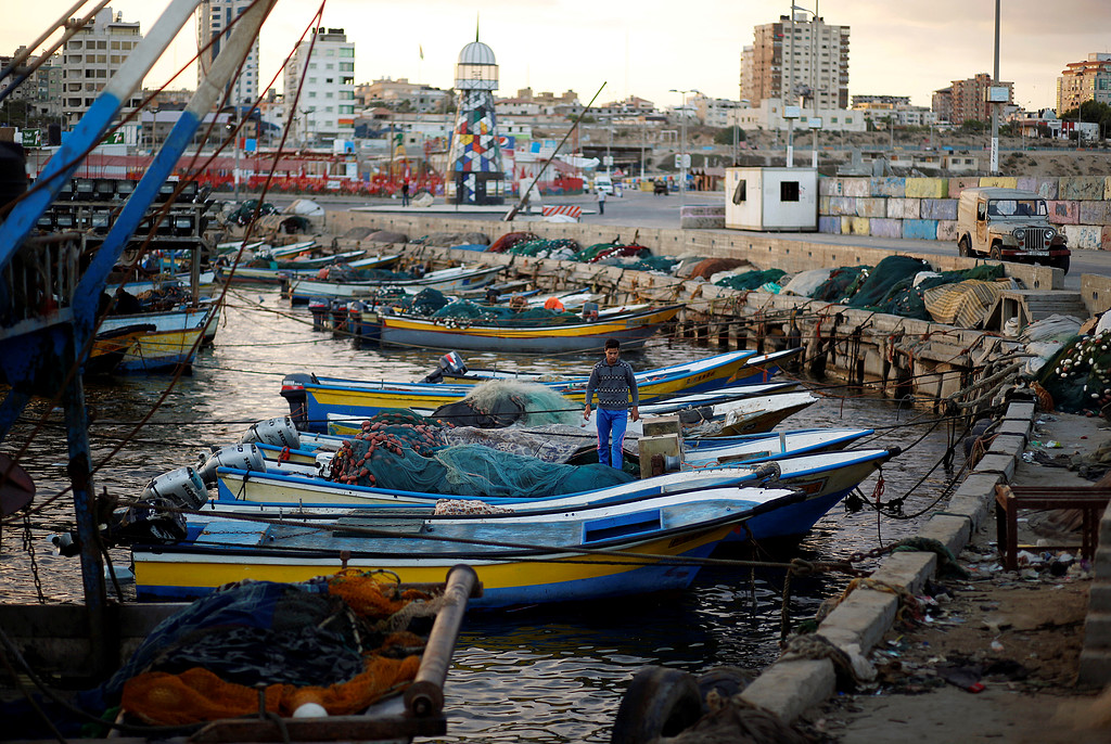 صيادو غزة خلال العمل داخل ميناء غزة فجرا