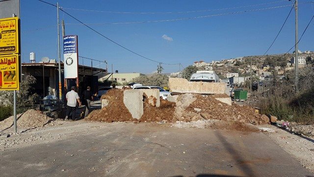 الاحتلال يغلق مدخل أوصرين جنوب نابلس بالسواتر الترابية