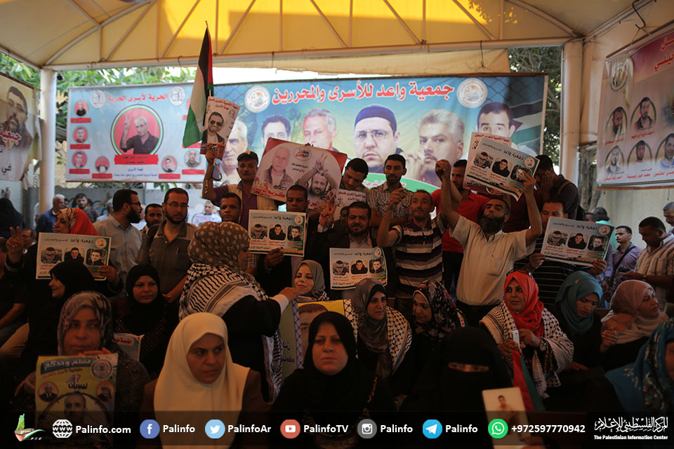 الاعتصام التضامني مع الأسرى في سجون الاحتلال أمام الصليب الأحمر بغزة
