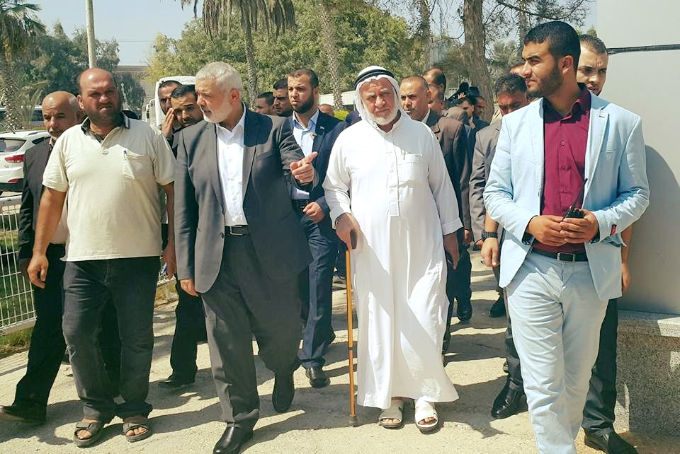 هنية يغادر غزة عبر معبر رفح لأداء فريضة الحج