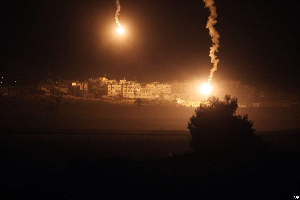 إطلاق نار وقنابل إضاءة إسرائيلية شرق المغازي