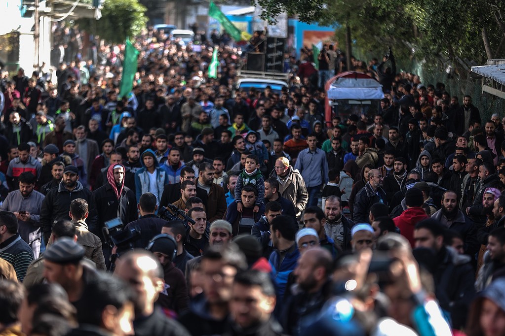 مسيرة في جباليا ضد استمرار انقطاع الكهرباء في قطاع غزة