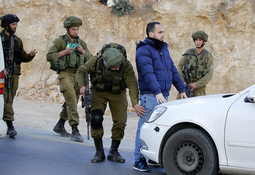 الاحتلال يفتش الفلسطينيين على الحواجز في مدينة الخليل الجمعة