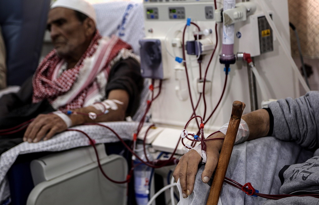 أزمة الكهرباء المتواصلة تشكل خطرا على حياة مرضى الكلى بغزة