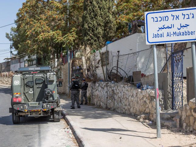 الاحتلال يعتقل شابيْن بعد إطلاق النار على أحدهما في القدس