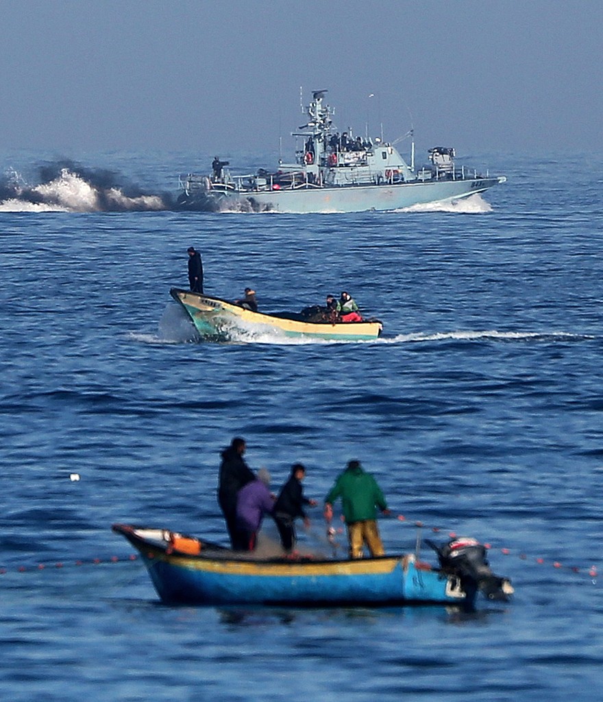 قوات الاحتلال تعتقل 4 صيادين في بحر غزة