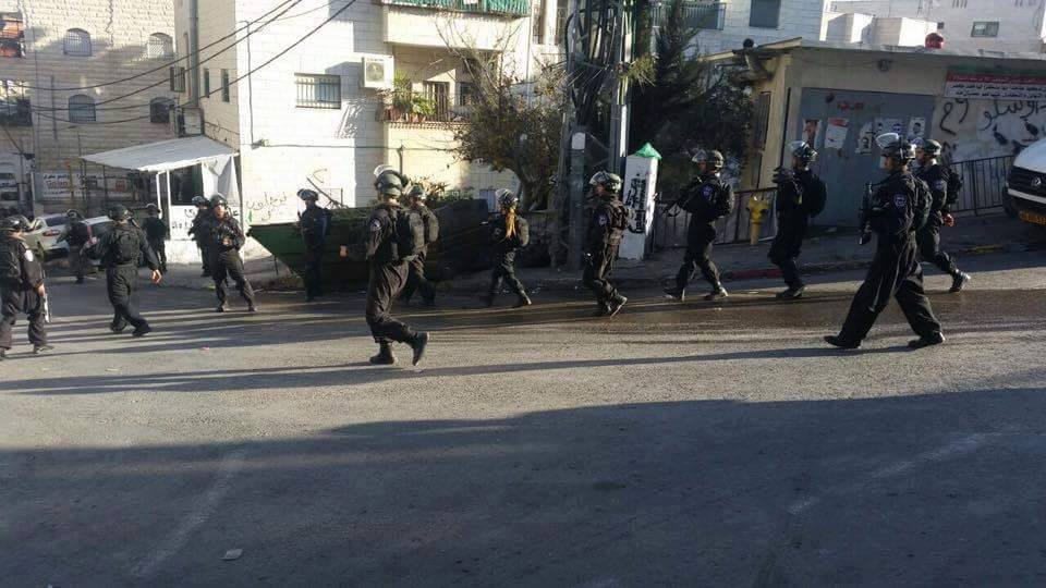 قوات الاحتلال تعتقل شابًّا مقدسيًّا من حي الطور وتقتحم العيسوية