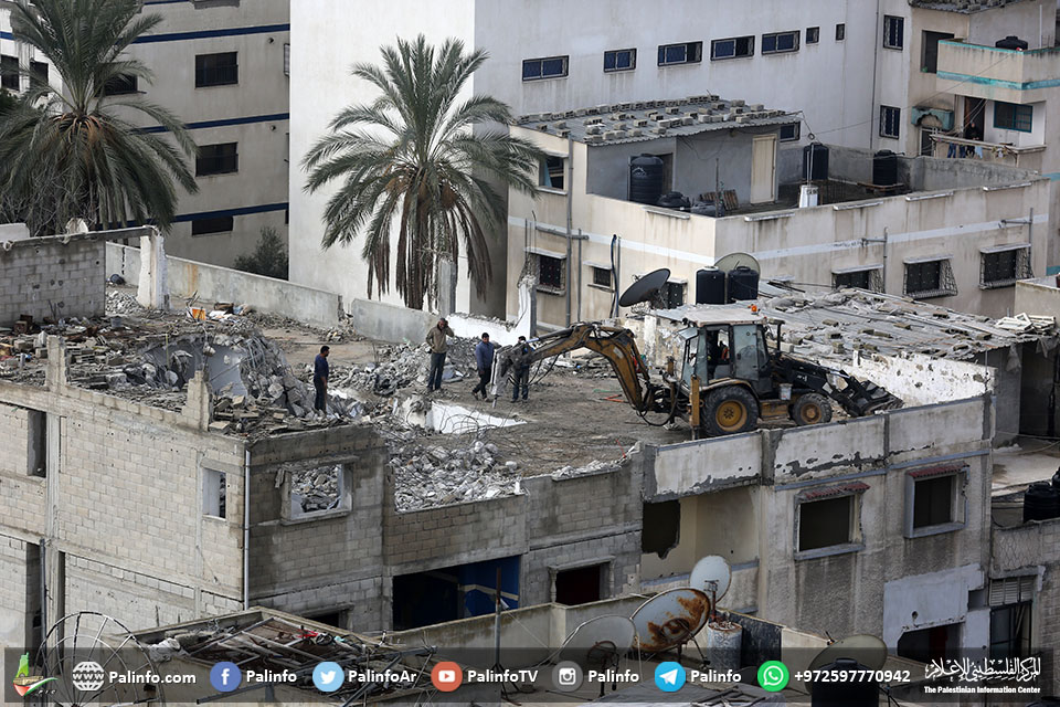عمال يزيلون مبنى باستخدام باقر في غزة