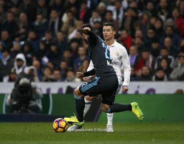 ريال مدريد يفوز على سوسيداد بثلاثية ويبتعد في القمة الإسبانية
