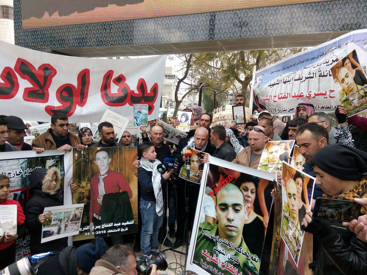 عائلة الشهيد الشريف تطالب بملاحقة قاتل ابنها في المحاكم الدولية