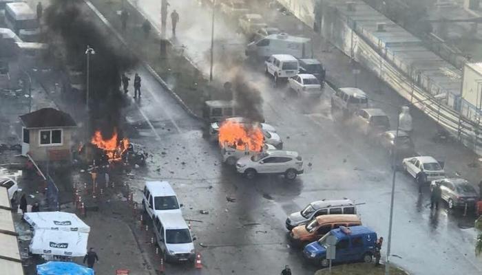 تركيا.. مقتل شرطي ومسلحيْن في تفجير واشتباكات بأزمير