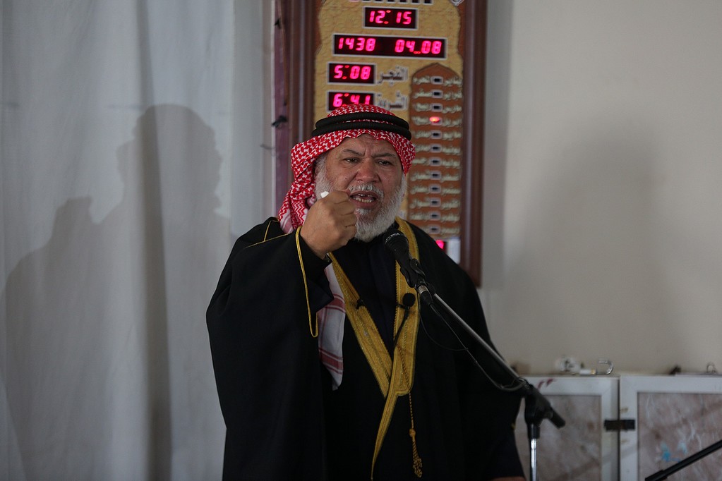 فلسطينيون يصلّون الجمعة بميناء غزة تلبيةً لدعوة لـكسر الحصار