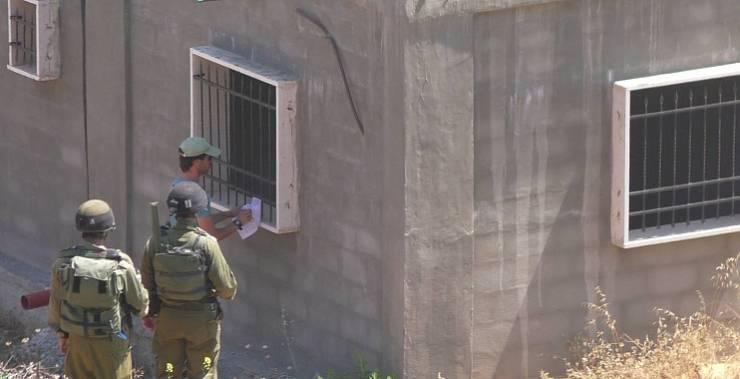 الاحتلال يسلم إخطارات بالهدم لـ 13 منزلاً في قرية سنيريا بقلقيلية