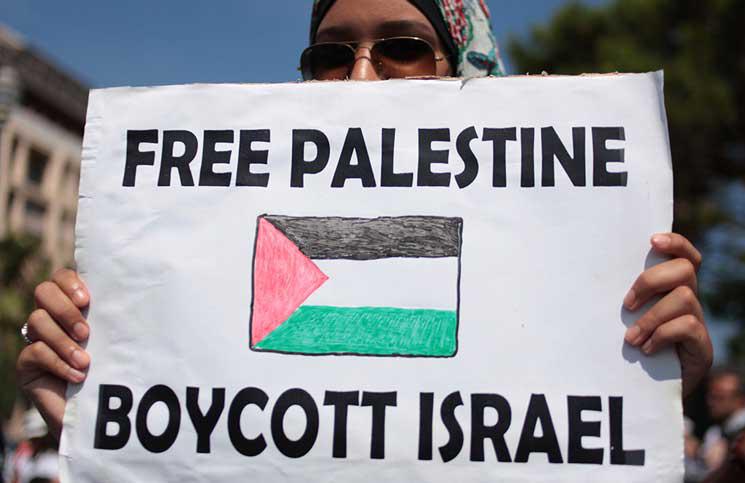 الإعلام بغزة تدين دعوة كاتبة وإعلامية كويتية للتطبيع مع إسرائيل