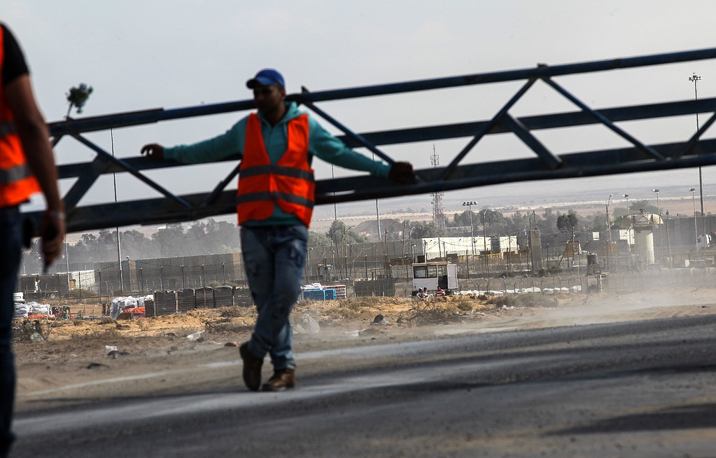 الاحتلال يواصل منع إدخال خامات المنظفات لغزة وعشرات المصانع تتوقف