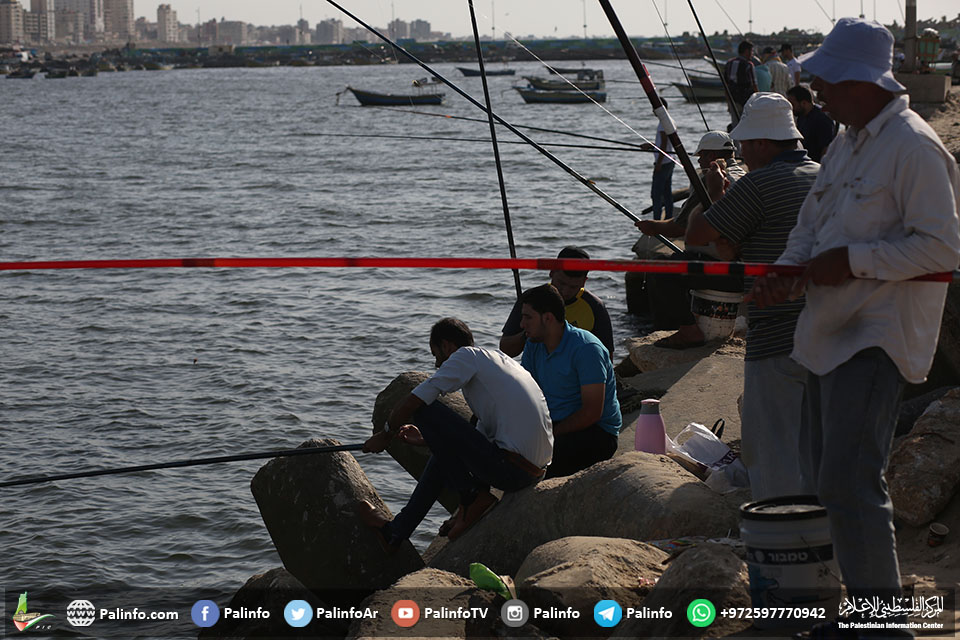 الاحتلال يُصيب صياديَن ببحر غزة