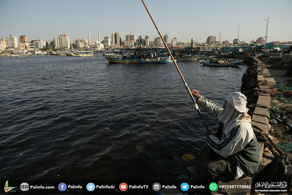 الاحتلال يعيد تقليص مساحة الصيد في بحر غزة
