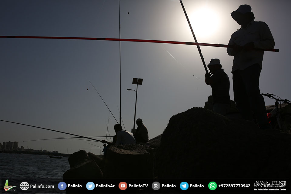 الاحتلال يقرر فتح المعابر ومساحة الصيد في غزة