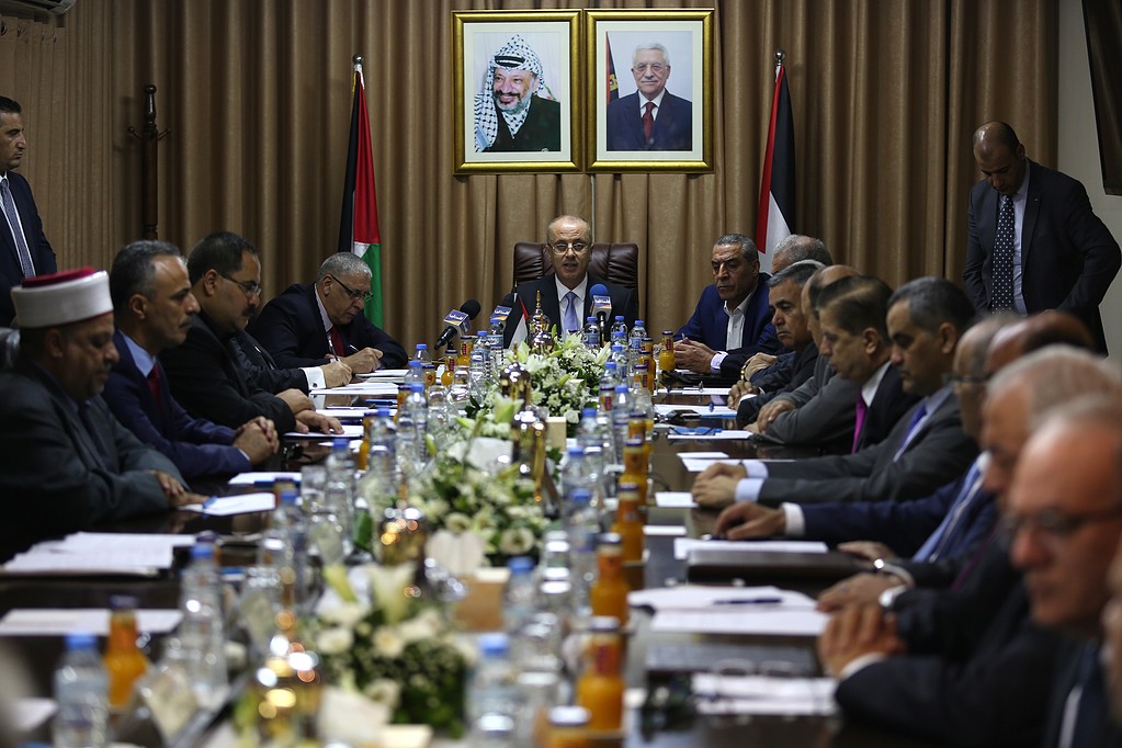 وفد من حكومة التوافق يصل غزة بالتزامن مع زيارة وفد أمني مصري